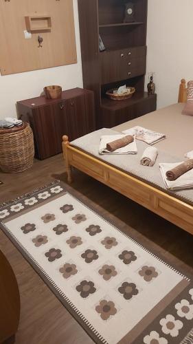 um quarto com uma cama com um tapete no chão em Къща за гости в селска местност em Petrich