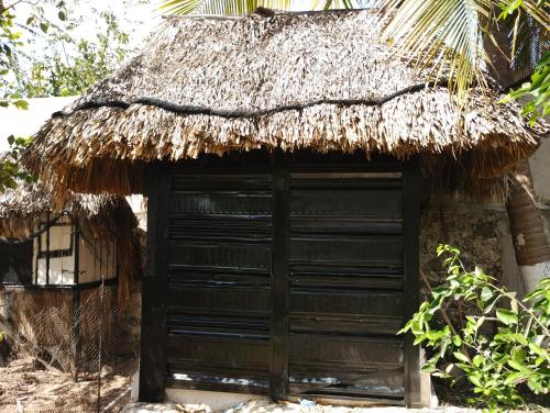 a thatch hut with a thatched roof at Hotel y Museo Aldea Maya Toktli Orígenes - Casa Maya Melipona - Alberca, Wifi Starlink, Tour Museo in Izamal