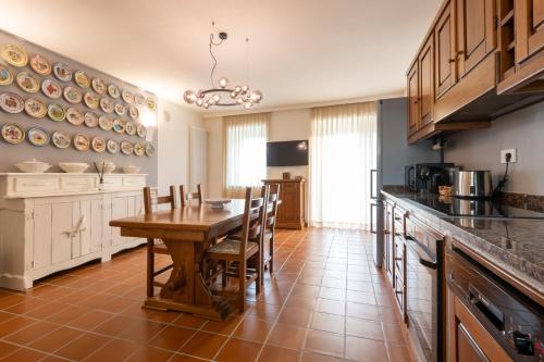 een keuken met een houten tafel en stoelen. bij Cascina Portinale 8 in Alba