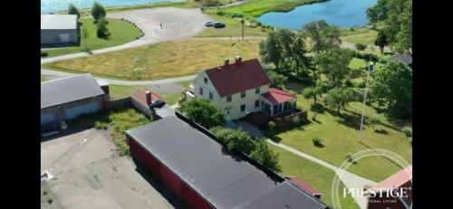 een luchtzicht op een huis en een weg bij Hus nära havet in Bergkvara