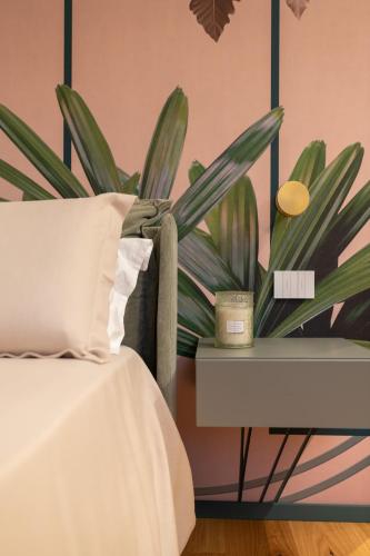 a bedroom with a plant next to a bed at Cascina Portinale 8 in Alba