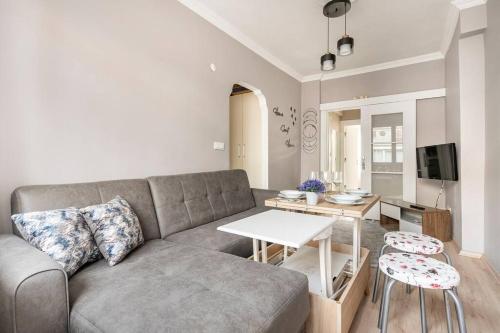 ein Wohnzimmer mit einem Sofa und einem Tisch in der Unterkunft Pretty house in historical Istanbul district in Istanbul