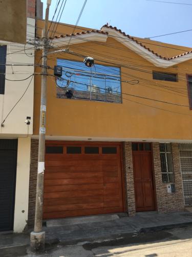 Casa con puerta de madera en garaje en Munay, en Tacna