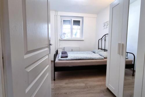 ein kleines Schlafzimmer mit einem Bett und einem Fenster in der Unterkunft Cozy APT near CityCenter w/ great public transport in Staré Mesto