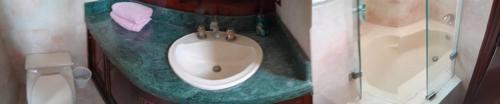 Baño con orinal en la esquina de una habitación en Apartamento normandia cerca al parque de los gatos, en Cali