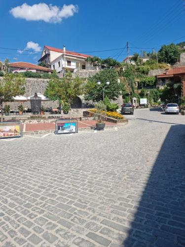 a cobblestone street with a building in the background at ΟΙΚΙΕΣ ΠΑΛΙΟΣ ΦΟΥΡΝΟΣ in Pramanta