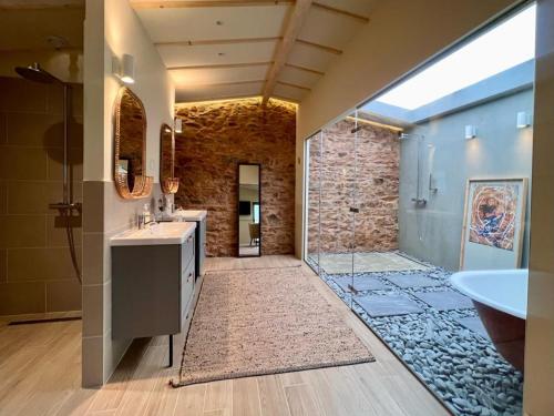 a bathroom with two sinks and a walk in shower at Casa Fundeira - Quinta dos Esconhais in Castanheira de Pêra