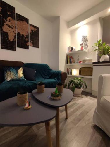 a living room with a couch and a table at Gîte cosy avec avec jardin et parking privatifs - Hautes Vosges in Saint-Amé