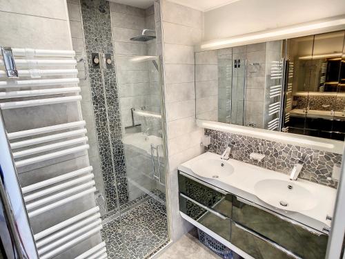 uma casa de banho com um lavatório e um chuveiro em Beach Penthouse with unique rooftop terrace 301 em Cannes