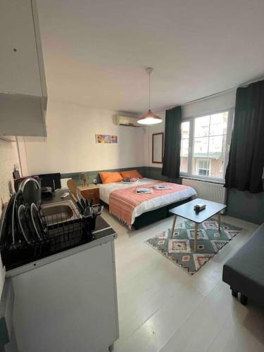 een slaapkamer met een bed en een woonkamer bij Amür hotel 8 in Istanbul