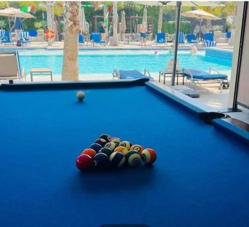 Popotla的住宿－Punta azul 2，游泳池旁的台球桌,配有球