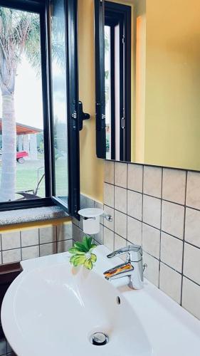 a bathroom with two white sinks and a mirror at B&B Casale Pietrantica Tropea in Ciaramiti