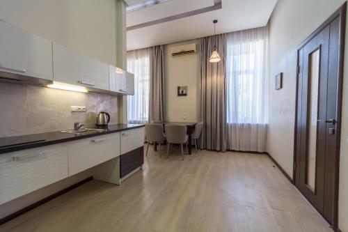 Una cocina o zona de cocina en DayFlat Apartments on Mykhailivs'ka