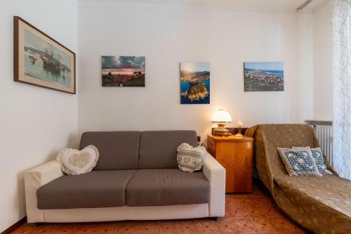 a living room with a couch and a bed at Maison d' Ofelia in Chiavari