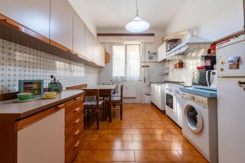a kitchen with a washer and dryer at Maison d' Ofelia in Chiavari