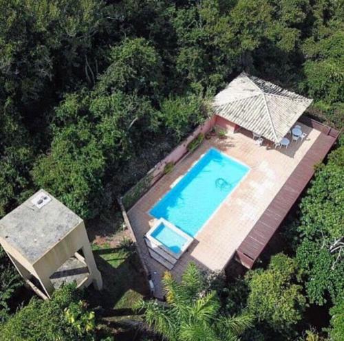una vista aérea de una piscina y una casa en Alto João Fernandes, en Búzios