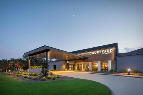 a view of a building with a court yard at Courtyard Dallas Addison Midway in Addison