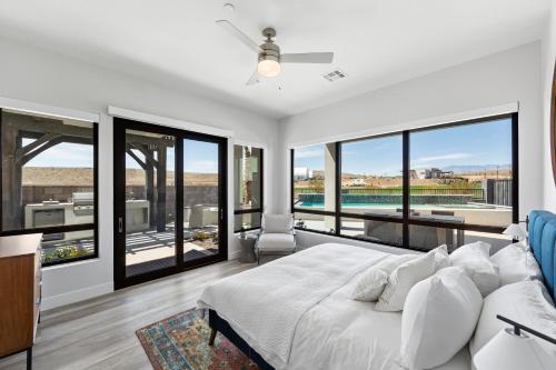 Кровать или кровати в номере ALBATROSS SOUTH at Copper Rock!