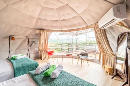 una camera da letto in una tenda a cupola con 2 letti di Glamping en Playa Potrero a Potrero