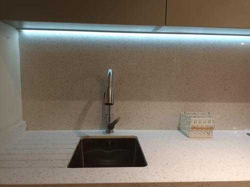 a kitchen counter with a sink with a faucet at Departamento nuevo vista al mar in Coquimbo