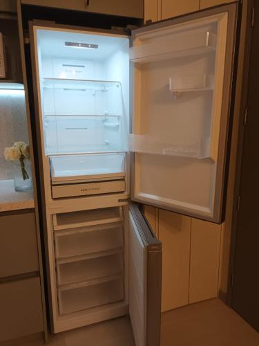 an empty refrigerator with its door open in a kitchen at Lindo departamento vista al mar in Coquimbo