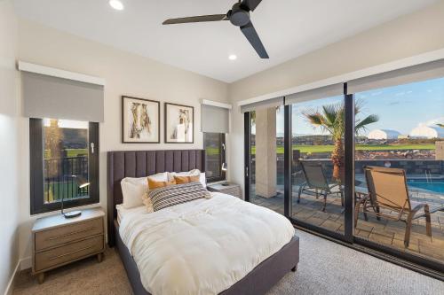 En eller flere senge i et værelse på THE COSMOS SUN at Copper Rock!