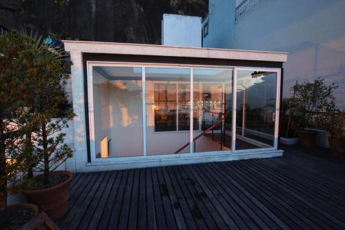 una gran puerta corredera de cristal en una cubierta en Luna Rossa Guest House en Río de Janeiro