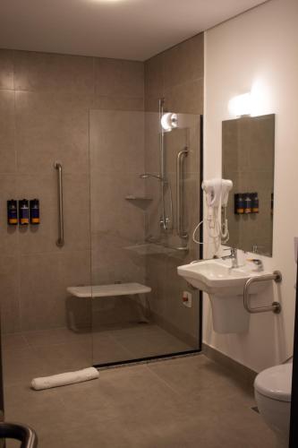 a bathroom with a shower and a sink and a toilet at Comfort Hotel Presidente Prudente in Presidente Prudente