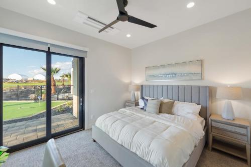 Кровать или кровати в номере THE COSMOS - MOON at Copper Rock!