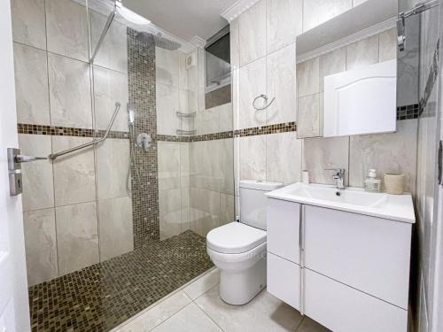 y baño con aseo, ducha y lavamanos. en Ronduvoux 17, en Margate