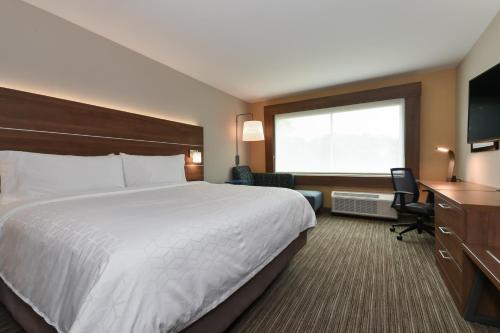 Holiday Inn Express & Suites Charlotte - Ballantyne, an IHG Hotel Image