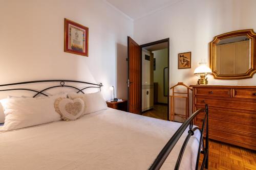 um quarto com uma cama com uma almofada de coração em Maison d' Ofelia em Chiavari