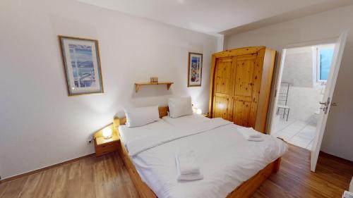 グレーミッツにあるGilde-Residenz App. 5のベッドルーム1室(大きな白いベッド1台、ドア付)