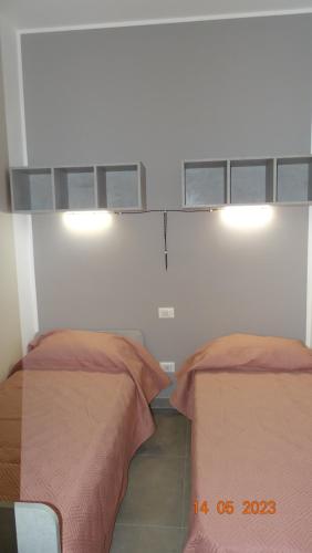 dwa łóżka siedzące obok siebie w pokoju w obiekcie polahouse w mieście Sciacca