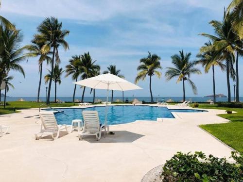 Kolam renang di atau dekat dengan Beautiful Apt. w/ Pool and Direct Beach Access