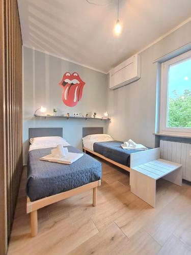 Un pat sau paturi într-o cameră la Music Apartment
