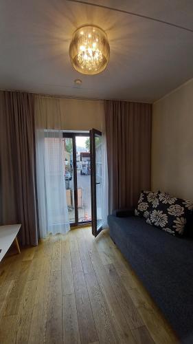 um quarto com uma cama e um lustre em Lutsu 12 Apartment - Self check-in em Tartu