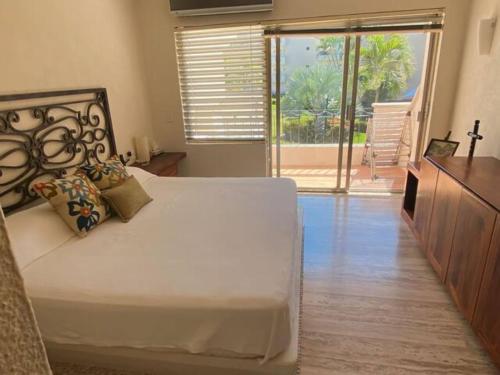 Una cama o camas en una habitación de Beautiful Apt. w/ Pool and Direct Beach Access