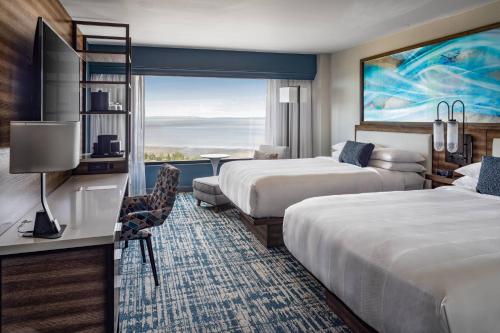 ein Hotelzimmer mit 2 Betten und einem Fenster in der Unterkunft Marriott Anchorage Downtown in Anchorage