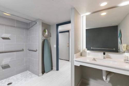 uma casa de banho com um lavatório e um espelho em Marriott Anchorage Downtown em Anchorage