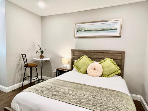 Un dormitorio con una cama con almohadas verdes. en 304Stunning and comfy 1BDR APT in Center city, en Filadelfia