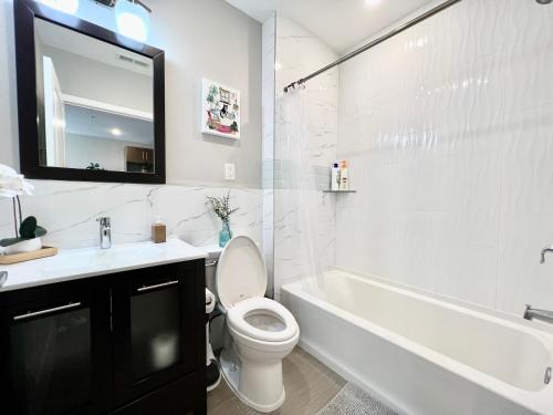 Un baño blanco con bañera, inodoro y lavabo. en 304Stunning and comfy 1BDR APT in Center city, en Filadelfia