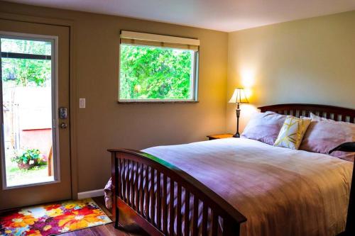 una camera da letto con un letto grande e una finestra di Fireweed House a Fairbanks