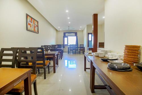 comedor con mesas y sillas de madera en VK Hotels & Resorts en Amritsar