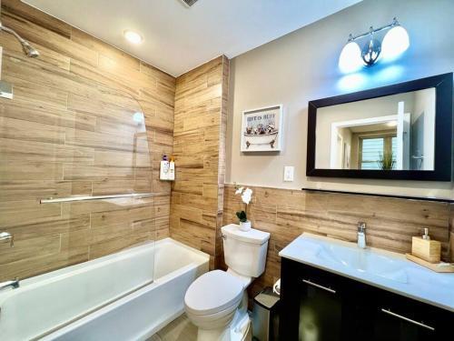 uma casa de banho com uma banheira, um WC e um lavatório. em 405 Spacious and superior 1BDR APT in center city em Filadélfia