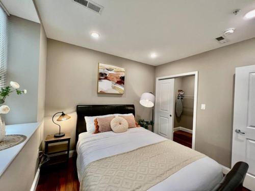 um quarto com uma cama grande num quarto em 405 Spacious and superior 1BDR APT in center city em Filadélfia