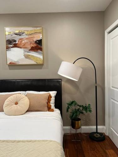 405 Spacious and superior 1BDR APT in center cityにあるベッド