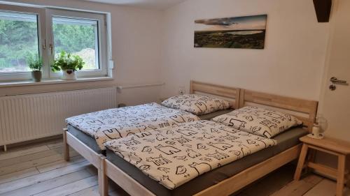 ein Schlafzimmer mit einem Bett und zwei Kissen darauf in der Unterkunft Ferienwohnung Schorfheide Krüger in Joachimsthal