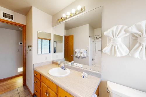 een badkamer met een wastafel en een spiegel bij Yavapino Retreat in Sedona