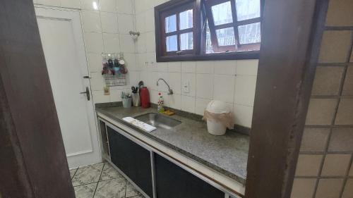 encimera de cocina con fregadero y ventana en 3 Quartos ótimo custo benefício Angra Garatucaia, en Angra dos Reis